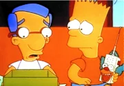 Bart (re.) hat seinem Freund Milhouse (li.) ein Krusty-Funkgerät zum Geburtstag geschenkt.