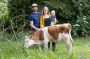 Gastgeber Melvin Berger (l) mit seiner Frau Friederike und Sohn Nuka vom Biohof Berger in Plettenberg.