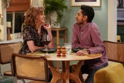 Cindy (Jayma Mays, l.); Al (Adhir Kalyan, r.)