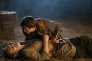 Nachdem George (Jeffrey Thomas, liegend) in den Armen von Richard Cypher (Craig Horner, oben) gestorben ist, stellt sich Richard seinem Schicksal ...