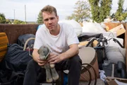Julian (Ben Münchow) sitzt erschöpft zwischen Sperrmüll und hält seinen alten Stoffelefanten Bobo in Händen - war es das wirklich wert?