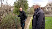 Beim Zaunbau-Projekt kann Daniel (re.) auf die Hilfe seines Vaters zählen.