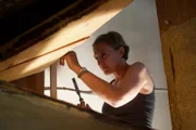 Monika Schmid restauriert den Blasebalg einer Kirchenorgel.