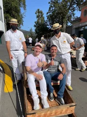 Funchal/Madeira/Portugal. Ausflug: Korbschlitten fahren mit den Reiseleitern Sayed Abdelazim und Bernd Wallisch.