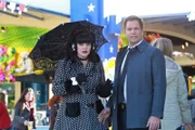 Abbys (Pauley Perrette, l.) Bruder soll die Passagiere sowie die Crew eines Privatflugzeuges vergiftet haben. Gemeinsam mit Tony (Michael Weatherly, r.) versucht sie herauszufinden, ob dies wirklich der Fall ist ...