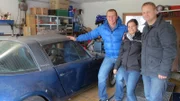 Trödelprofi Otto Schulte mit Daniela und Uli (re.) und dem alten Porsche 911