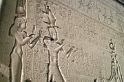Kleopatra lässt in einem Tempel in Dendera ein großes Wandrelief von sich und ihrem Sohn Cäsarion meißeln. Cäsarion bringt Opfergaben dar, Kleopatra wird als „Mutter des Pharaos“ gezeigt.
