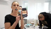 Janine will sich "Grillz", einen Hip-Hop Zahnschmuck einsetzen lassen... Was wohl ihre Follower dazu sagen werden?