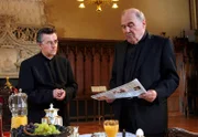 Bischof Momsen (Lambert Hamel, re.) ist über die Findelkind-Schlagzeilen alles andere als begeistert - Domkapitular Stölzer (Johannes Silberschneider) soll sich um die Angelegenheit kümmern.