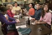 (v.l.n.r.) Adam Goldberg (Sean Giambrone); Beverly Goldberg (Wendi McLendon-Covey); Murray Goldberg (Jeff Garlin); Barry Goldberg (Troy Gentile); Geoff Schwartz (Sam Lerner); Erica Goldberg (Hayley Orrantia)