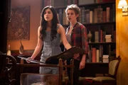 Kyra (Kimie Tsukakoshi, l.) und Imogen (Elizabeth Cullen, r.) haben entdeckt, dass Lily, Ruksy und Peter in einem Zauber-Märchenbuch in Gefahr geraten sind.