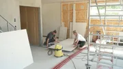 Trotz viel Eigenleistung kamen Amira und Ferdinand wegen der steigenden Preise an die Grenze ihres Budgets.