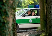 ARD HEITER BIS TÖDLICH - HUBERT UND STALLER - neue Vorabendserie mit 16 Folgen, Folge 14 "Der letzte Hirsch", Hubert (Christian Tramitz, l.) und Staller (Helmfried von Lüttichau, r.) observieren einen Verdächtigen.