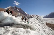 Nach einer achttägigen Wanderung erblicken die Expeditionsteilnehmer erstmals die Eismassen des Fedtschenko-Gletschers.