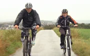 Radsportfan Bernd (46) nimmt Tauschmutter Antje (24) auf eine sportliche Runde mit