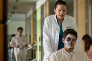 Tom (Tilman Pörzgen, l.) bringt seinen Patienten Forian Schindler (Bruno Bruni, r.) auf sein Zimmer.