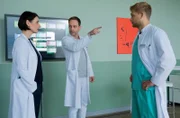 Dr. Kai Hoffmann (Julian Weigend, mi.) macht Mikko Rantala (Luan Gummich, re.) dafür verantwortlich, dass ein Patient eine lebensnotwendige OP abgelehnt hat. Es kommt zu einem Konflikt zwischen Prof. Maria Weber (Annett Renneberg, li.), die Mikkos Vorgehen nachvollziehen kann, und Kai, der das Eingreifen des jungen Arztes als falsch empfindet.