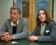 Quincy (Jack Klugman) und Cassie Spencer (Susan Powell) wollen Victorias Unschuld beweisen.
