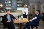 David (Arne Rudolf, r.) kann nicht ahnen, dass Amelie (Lara-Isabelle Rentinck, M.) und Gregor (Wolfram Grandezka, l.) ihn in eine Falle und in den Ruin treiben wollen, um seine Hotelanteile zu übernehmen.