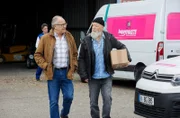 Die Rentnercops, Klaus Schmitz (Hartmut Volle, l.) und Reinhard Bielefelder (Bill Mockridge, r.) sehen sich auf dem Gelände des Paketdienstes um.