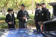 Eine hochgiftige Substanz sorgt für große Aufregung. Doch können Tony (Michael Weatherly, r.), Gibbs (Mark Harmon, 2.v.l.), McGee (Sean Murray, 2.v.r.) und Bishop (Emily Wickersham, l.) den Fall erfolgreich abschließen?