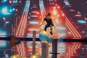Anna Veith beim Ballon-Staffel-Duell.