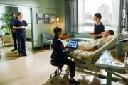 (v.li.): Jamall Johnson (Dex), Freddie Highmore (Dr. Shaun Murphy), Nadia Vanessa Rose (Jen), Elijah Silva (Roger), Joshua Malina (Mitchell Stewart).