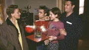 (v.r.:) Tim (Oliver Reinhard), Stephanie (Frederike Grasshoff) und Peter (Eric Benz) wünschen Nikola (Mariele Millowitsch) alles Gute zur Fahrschulprüfung.
