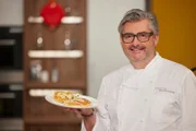 Hans Jörg Bachmeier kocht im Studio Streuseltaler mit Pfirsich.