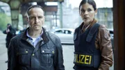Semir (Erdogan Atalay) und Kim Krüger (Katja Woywood) realisieren, dass Rauch seine Stieftochter Luisa und Alex umbringen wird, wenn er sein Geld nicht bekommt...