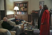 Bei den Ermittlungen in einem neuen Fall, bekommen Gibbs (Mark Harmon, 2.v.l.) und sein Team ganz besondere Hilfe: Judith McKnight (Jessica Walter, r.), Walt Osorio (Richard Riehle, 2.v.r.) und Lyle Waznicki (Todd Louiso, l.) ...