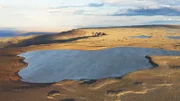 Im Frühjahr verwandelt das Schmelzwasser die Gipfeln der Anden in eine karge Steppe.