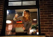 Dreht komplett durch, als sie das Playbook bei Ted in der Wohnung findet: Jeanette (Abby Elliott) ...