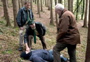 Hubert (Christian Tramitz, links) und Staller (Helmfried von Lüttichau, Mitte) sind in den Wäldern um Wolfratshausen Wilderern auf der Spur, da geschehen seltsame Dinge. Was haben der Wirt Josef Breitner (Harry Täschner, rechts) und Yazid (Hannes Ringlstetter, liegend) damit zu tun?