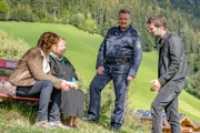 Nina Pokorny (Julia Cencig, l.), Kroisleitner (Ferry Öllinger) und Lukas Roither (Jakob Seeböck, r.) befragen Erni Oberwalder (Margarethe Tiesel, 2.v.l).