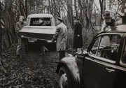 Als die Polizei 1973 in einem Park ein 11-jähriges Mädchen aus der Wiener Neustadt findet, das missbraucht und zu Tode gequält wurde, ahnt sie noch nicht, dass die Suche nach dem bestialischen Täter ergebnislos bleiben wird ...