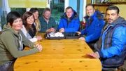 Beim Kassensturz wird sich gleich zeigen, wieviel Geld zusammengekommen ist... (Foto, v.re.n.li.: Sükrü Pehlivan, Mauro Corradino, Otto Schulte, Hartmut, Angelika, Anika und Caroline)