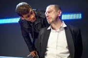 Alex (Vinzenz Kiefer, l.) setzt Kovaci (Jevgenij Sitochin) im Verhör unter Druck.