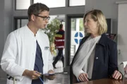 Elias (Stefan Ruppe, l.); Prof. Fendel (Petra Zieser, r.)