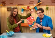 Melli trickst Christoph aus, sodass dieser glaubt, sie hätte die Cornflakes alleine gegessen. Damit Christoph nicht hungrig in den Tag starten muss, verrät Melli ihm einen Trick, um die Packung wieder voll zu bekommen.