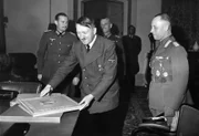 Rommel, Erwin - Offizier, Deutschland 1891-1944 - erhält von Adolf Hitler (l.) die Ernennungsurkunde zum Marschall