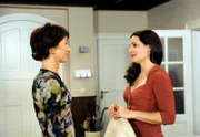 Susann (Elisabeth Lanz, r.) wird wehmütig an den Beginn ihrer Freundschaft mit Merle (Anja Franke, l.) erinnert.