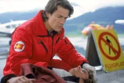 Leo Wörner (Max Mayer) hat es in letzter Minute geschafft seine kleine Privatmaschine zu landen. Danach brach er bewußtlos zusammen. Dr. Harland (Urs Remond) untersucht ihn stellt schnell fest, dass Drogen im Spiel waren.