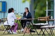 Emma (Elisa Agbaglah, l.) findet immer besseren Zugang zu ihrer Patientin und versucht eine Ursache für Patrizias (Selin Dörtkardes, r.) Leiden herauszufinden.