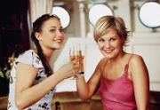 Die beiden sympathischen Berliner Verkäuferinnen Lisa (Ivonne Schönherr) und Grit (Julia Palmer-Stoll) sind glücklich: Sie haben eine Luxusreise geschenkt bekommen.