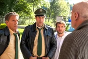 Hubert (Christian Tramitz, links) und Staller (Helmfried von Lüttichau, 2. von links) stehen mit Maximilian Gerstner (Sebastian Gerold, 2. von rechts) vor der Villa Obermeier. Richard Obermeier (Rüdiger Kuhlbrodt, rechts) öffnet ihnen die Tür.