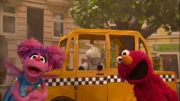 Abby (l.) und Elmo (r.) überzeugen Wolle (m.), das Auto stehen zu lassen.