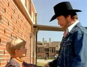 Archibald (Brady Bluhm, li.) ist verängstigt, die großen Jungs verhauen ihn immer. Walker (Chuck Norris) versucht ihm Mut zuzusprechen.