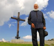 Sepp Forcher vor dem Gipfelkreuz Goldeck.