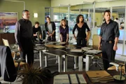 V.l.: Ray Langston (Laurence Fishburne), Adam Ross (A.J. Buckley), Danny Messer (Carmine Giovinazzo), Det. Lindsay Monroe (Anna Belknap), Det. Stella Bonasera (Melina Kanakaredes) und Detective Mac Taylor (Gary Sinise) sind einem Menschhändler-Ring auf der Spur.